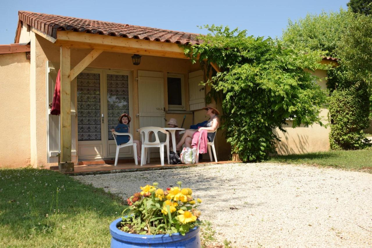 Village De Gites Le Chatenet Thonac Exterior foto