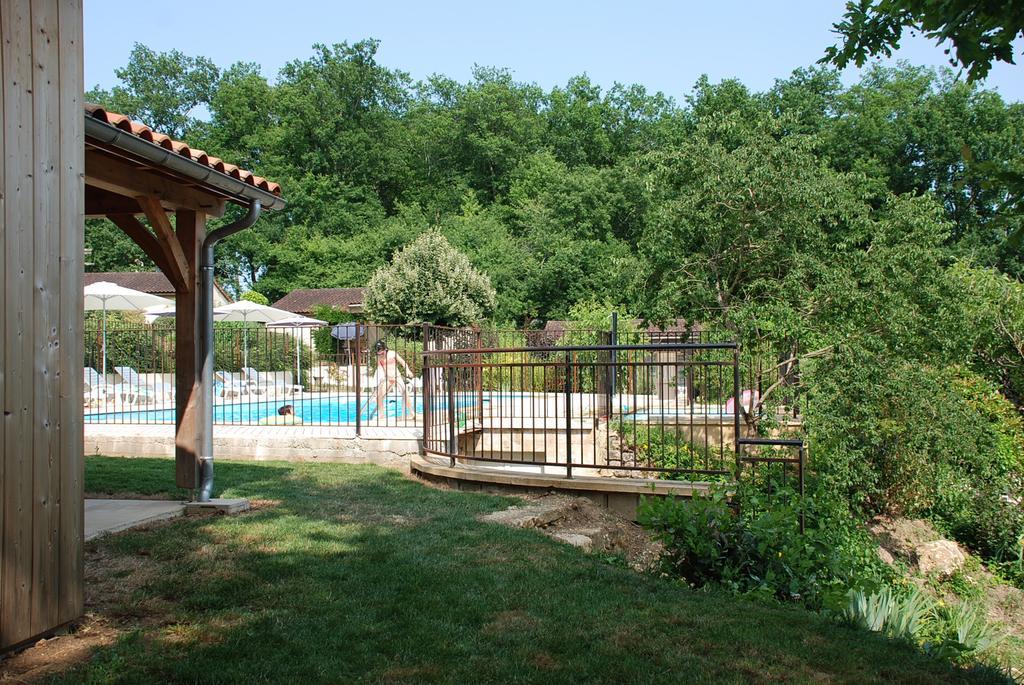Village De Gites Le Chatenet Thonac Exterior foto