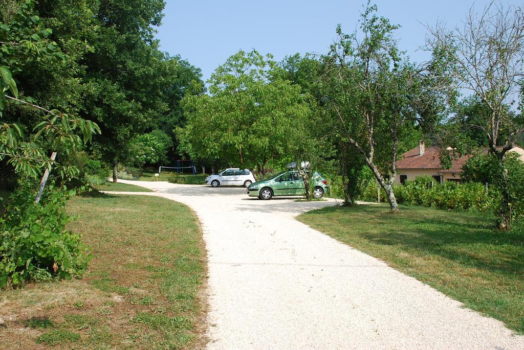 Village De Gites Le Chatenet Thonac Exterior foto