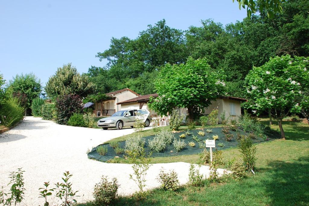 Village De Gites Le Chatenet Thonac Exterior foto