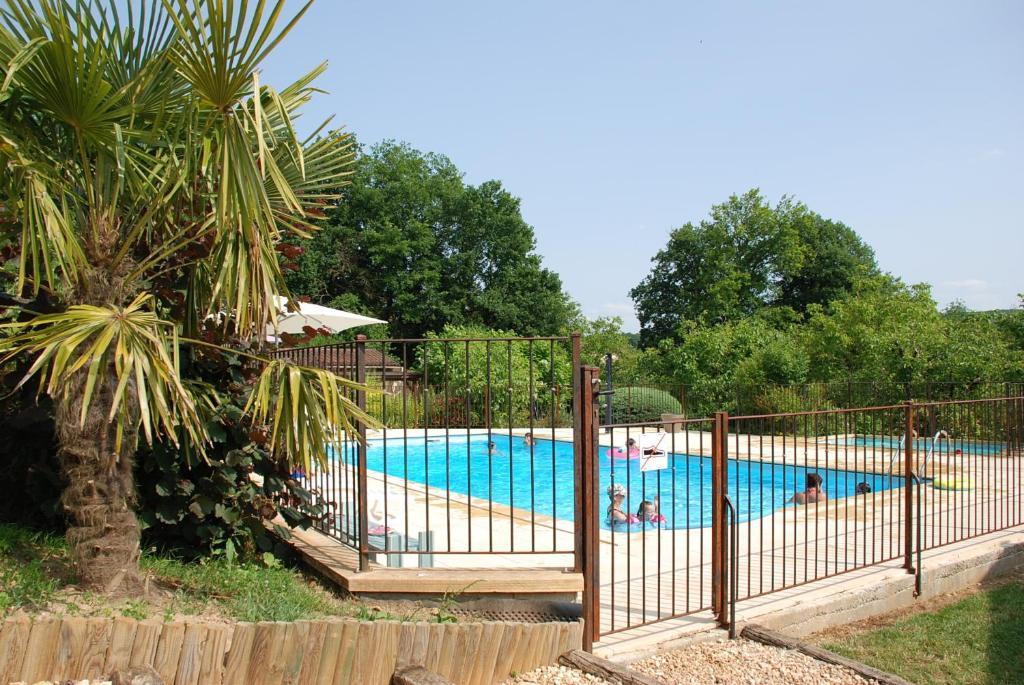 Village De Gites Le Chatenet Thonac Exterior foto